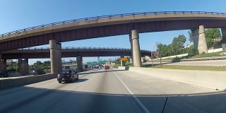 一辆从高速公路驶往芝加哥市区的警车