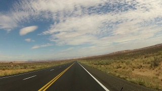 POV从汽车沿着沙漠道路行驶视频素材模板下载