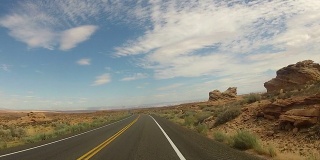 POV从汽车沿着沙漠道路行驶