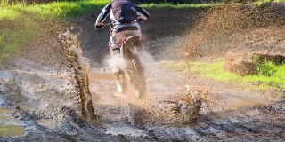 摩托车越野者在泥坑中驾驶
