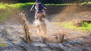 摩托车越野者在泥坑中驾驶视频素材模板下载