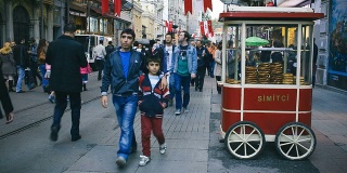 人们走在伊斯坦布尔的街道上
