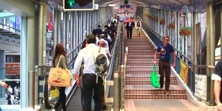 香港中环至半山自动扶梯及行人道系统。(时间流逝)