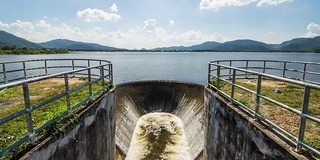 水从大坝流出。时间流逝