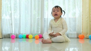 亚洲小女孩哭视频素材模板下载