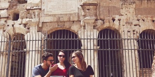 游客在罗马与导游和数字平板电脑