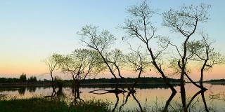 延时:日落时分的湖泊风景