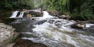 热带雨林的小瀑布