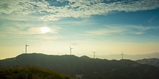 风能在美丽的日落产生清洁的可持续能源