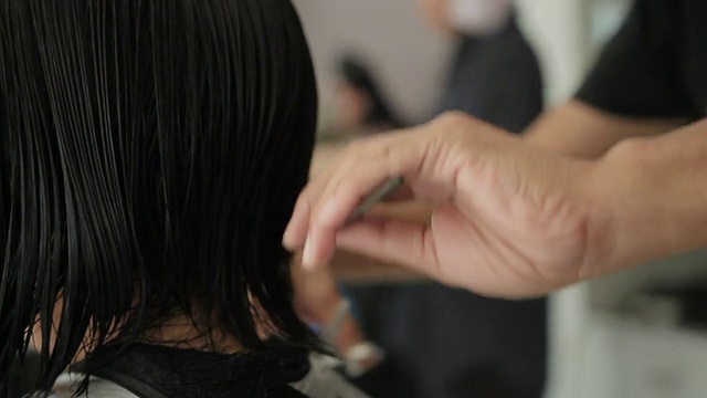 亚洲女人在美容院理发