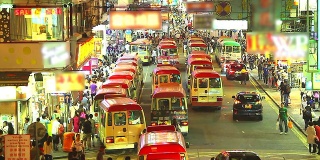 HD:香港晚上路上拥挤的公交车。(延时)
