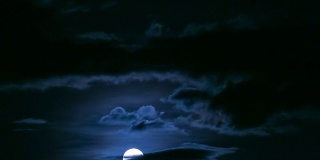 云上满月升起