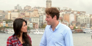 一对年轻的跨国夫妇在伊斯坦布尔的加拉塔桥上