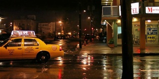 大西洋城大街上的出租车