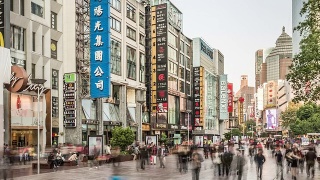时光流逝-南京路步行街(向下倾斜)视频素材模板下载