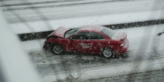 冬季在暴风雪中驾驶