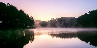 高清时间流逝:清晨湖面上的日出。