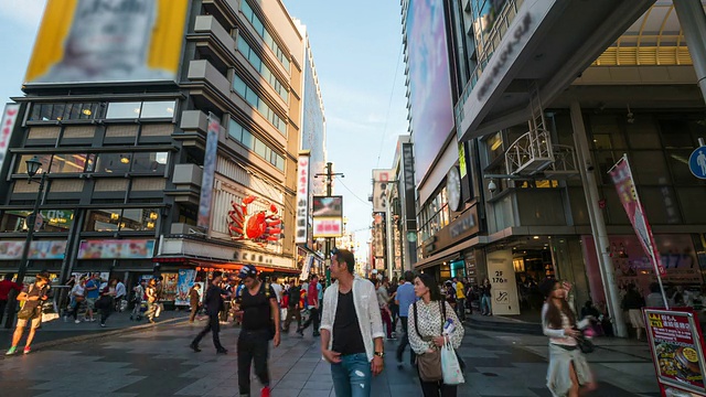 高清延时:大阪道顿堀的行人