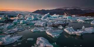 冰岛Jokulsarlon冰川湖中的冰山