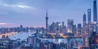 现代城市景观，上海的天际线从夜晚到白天，时光流逝。