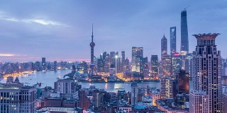 现代城市景观，上海的天际线从夜晚到白天，时光流逝。