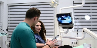 多莉:牙医通过数字平板电脑告诉病人