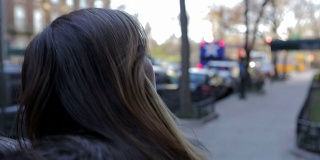 年轻女性走在纽约的大街上