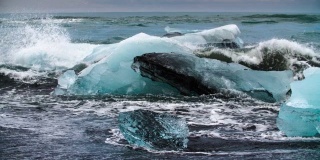 慢镜头:波涛汹涌的海面上的冰山