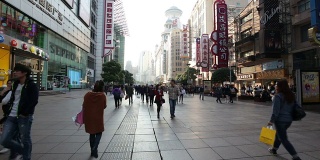 南京路上的游客