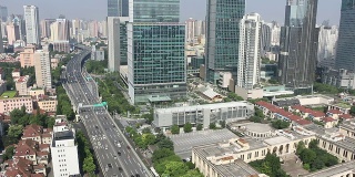 现代化的天际线、城市景观和上海的交通。
