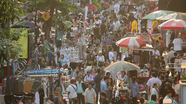 拥挤的亚洲人在当地市场散步