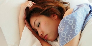 亚洲女人睡觉和放松