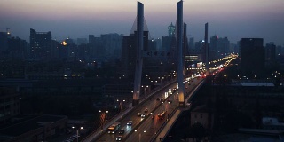 夜晚的杭州，天际线、城市景观和大桥上的交通