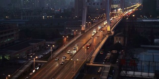 夜晚的杭州，天际线、城市景观和大桥上的交通