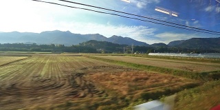 从别府到玉府的日本火车窗口景色
