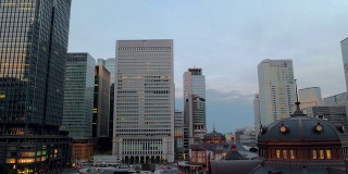 东京车站有现代化的办公大楼。