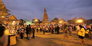 一群人在泰国夜市上醒来