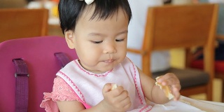 女宝宝在吃煎饼