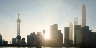 日出时的现代城市景观和上海的天际线。