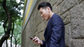 有智能手机的亚洲男人视频素材模板下载