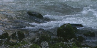 近景:山间的湍急河流——慢镜头