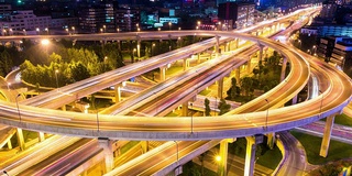 现代城市的天际线和成都的交通夜景，时光流逝。