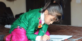 印度女孩在床上学习