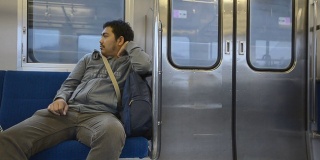 地铁里孤独的男人