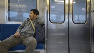 地铁里孤独的男人视频素材模板下载