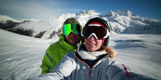 一对情侣在滑雪坡上自拍