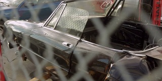 前景中有围栏的老式汽车