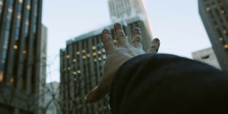 波夫手伸向纽约市的高楼大厦