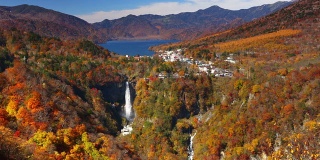 Kegon瀑布在日本日光附近的秋天