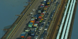 特写镜头的时间流逝，繁忙的交通在新加坡堤道大桥